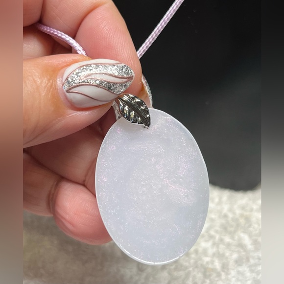 🌸💖cute handmade white aurora Borealis resin pendant with lilac cord - Picture 7 of 8